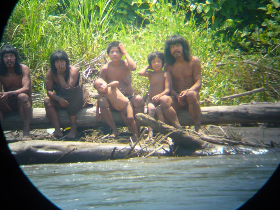 Lumea este îngrijorată pentru că un trib complet izolat de restul lumii a început să intre în contact cu străinii: „Sunt în pericol” 1003311