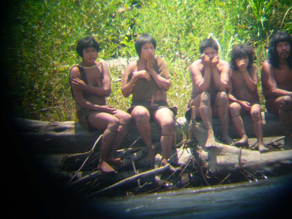 Lumea este îngrijorată pentru că un trib complet izolat de restul lumii a început să intre în contact cu străinii: „Sunt în pericol” 1003312