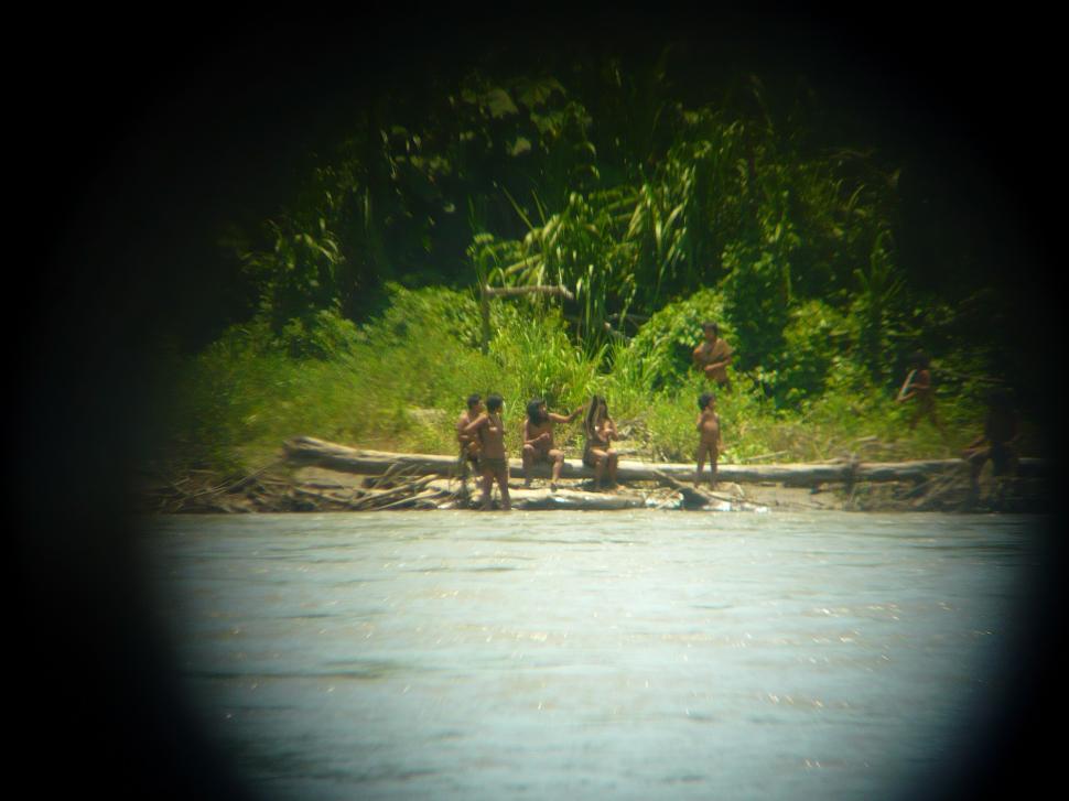 Lumea este îngrijorată pentru că un trib complet izolat de restul lumii a început să intre în contact cu străinii: „Sunt în pericol” 1003313