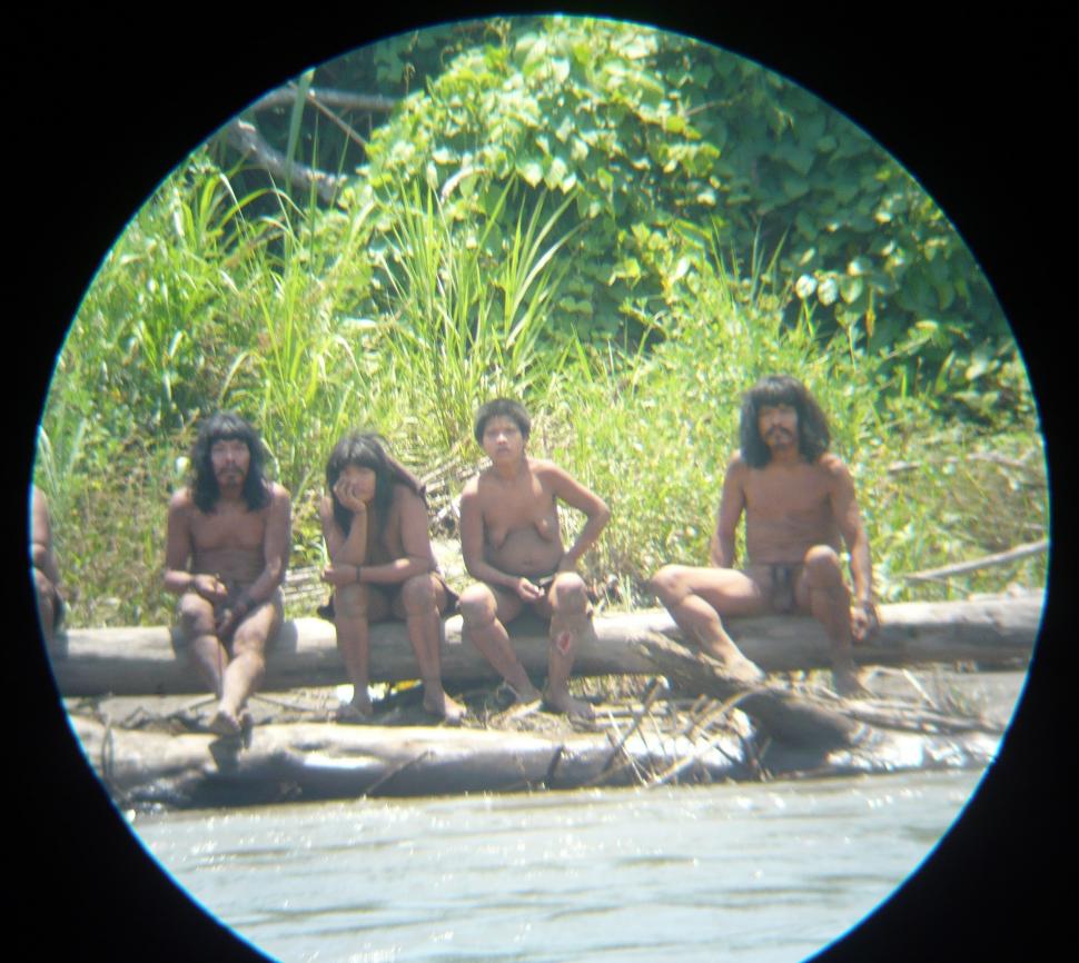 Lumea este îngrijorată pentru că un trib complet izolat de restul lumii a început să intre în contact cu străinii: „Sunt în pericol” 1003314