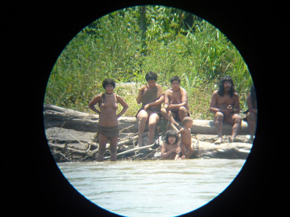 Lumea este îngrijorată pentru că un trib complet izolat de restul lumii a început să intre în contact cu străinii: „Sunt în pericol” 1003318