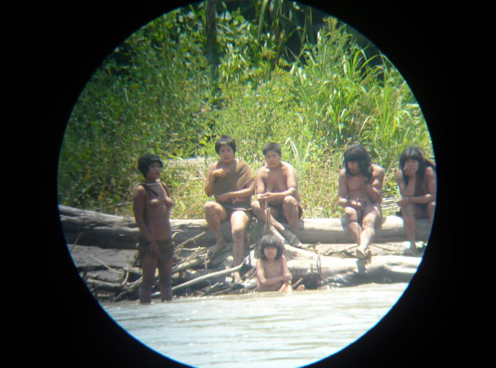 Lumea este îngrijorată pentru că un trib complet izolat de restul lumii a început să intre în contact cu străinii: „Sunt în pericol” 1003322