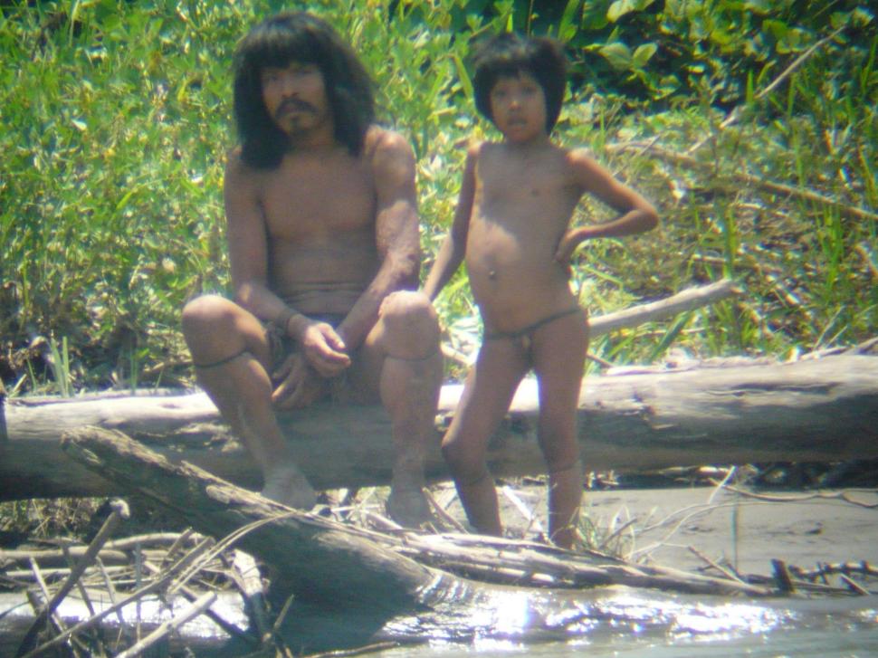 Lumea este îngrijorată pentru că un trib complet izolat de restul lumii a început să intre în contact cu străinii: „Sunt în pericol” 1003323