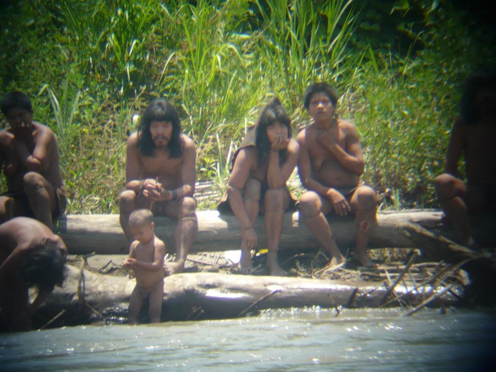 Lumea este îngrijorată pentru că un trib complet izolat de restul lumii a început să intre în contact cu străinii: „Sunt în pericol” 1003324