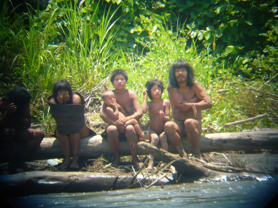 Lumea este îngrijorată pentru că un trib complet izolat de restul lumii a început să intre în contact cu străinii: „Sunt în pericol” 1003326