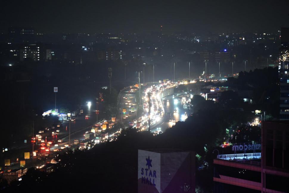 Ambuteiaj masiv provocat de ploi torențiale: Mii de șoferi au stat blocați opt ore în trafic, într-o suburbie luxoasă a Delhiului 1003478