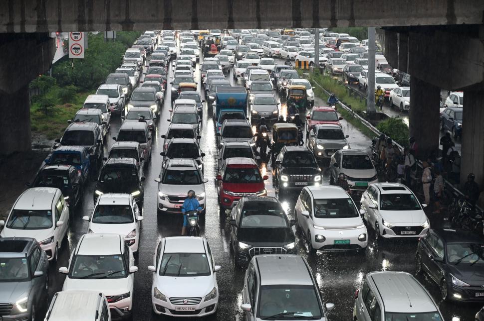 Ambuteiaj masiv provocat de ploi torențiale: Mii de șoferi au stat blocați opt ore în trafic, într-o suburbie luxoasă a Delhiului 1003480