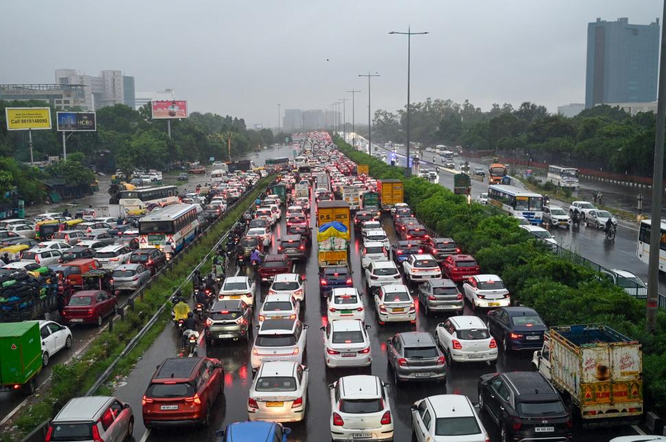 Ambuteiaj masiv provocat de ploi torențiale: Mii de șoferi au stat blocați opt ore în trafic, într-o suburbie luxoasă a Delhiului 1003481