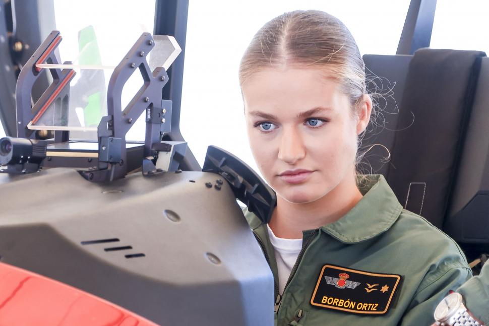 Leonor, viitoarea regină a Spaniei, a intrat la Academia Forțelor Aeriene. Imagini cu prințesa de 19 ani în prima ei zi de cursuri 1003567