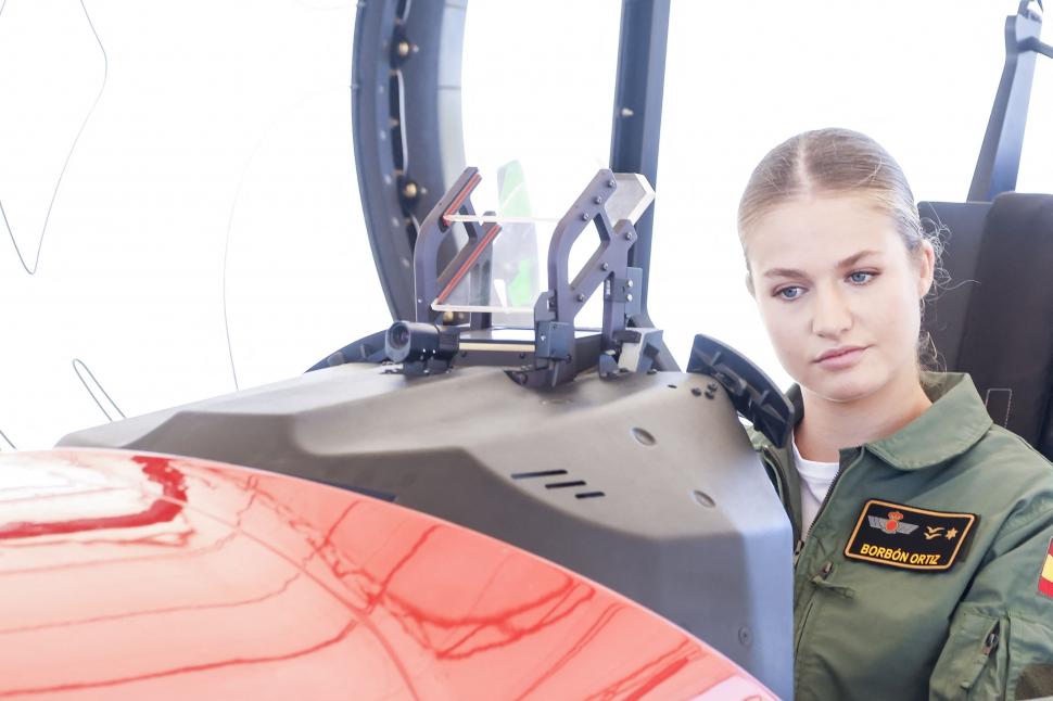 Leonor, viitoarea regină a Spaniei, a intrat la Academia Forțelor Aeriene. Imagini cu prințesa de 19 ani în prima ei zi de cursuri 1003570