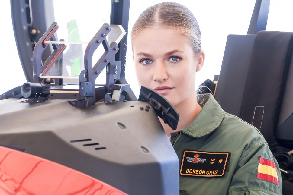 Leonor, viitoarea regină a Spaniei, a intrat la Academia Forțelor Aeriene. Imagini cu prințesa de 19 ani în prima ei zi de cursuri 1003571