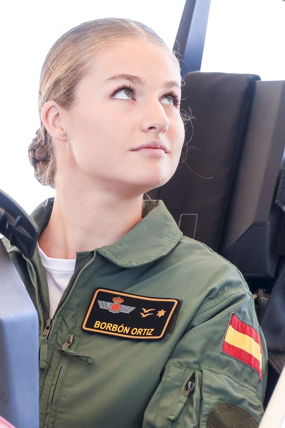 Leonor, viitoarea regină a Spaniei, a intrat la Academia Forțelor Aeriene. Imagini cu prințesa de 19 ani în prima ei zi de cursuri 1003572