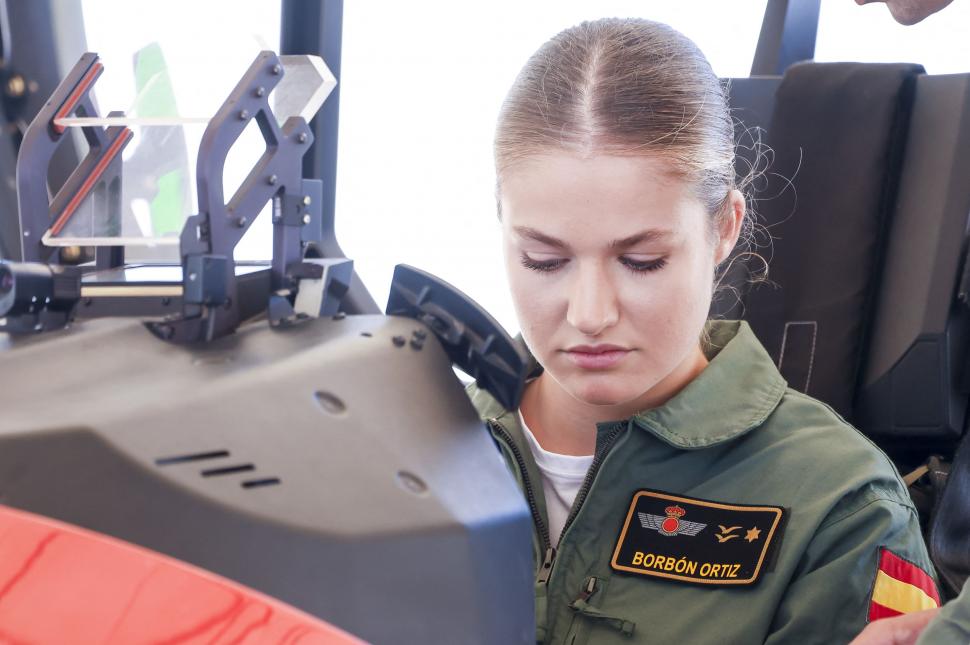 Leonor, viitoarea regină a Spaniei, a intrat la Academia Forțelor Aeriene. Imagini cu prințesa de 19 ani în prima ei zi de cursuri 1003573