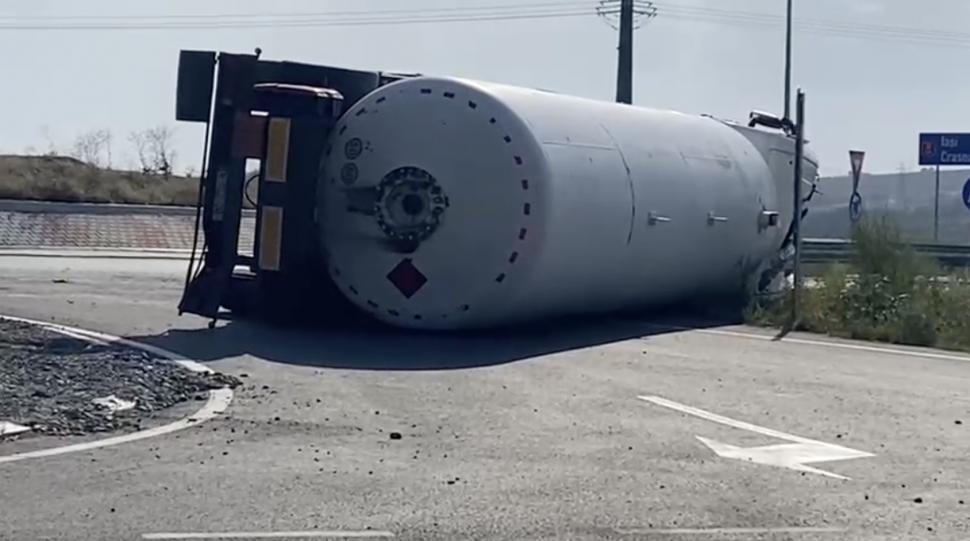 O cisternă cu 19.000 de litri de gaz metan s-a răsturnat și există scurgeri, pe DN24 A: Zeci de case evacuate, trafic blocat complet 1003738