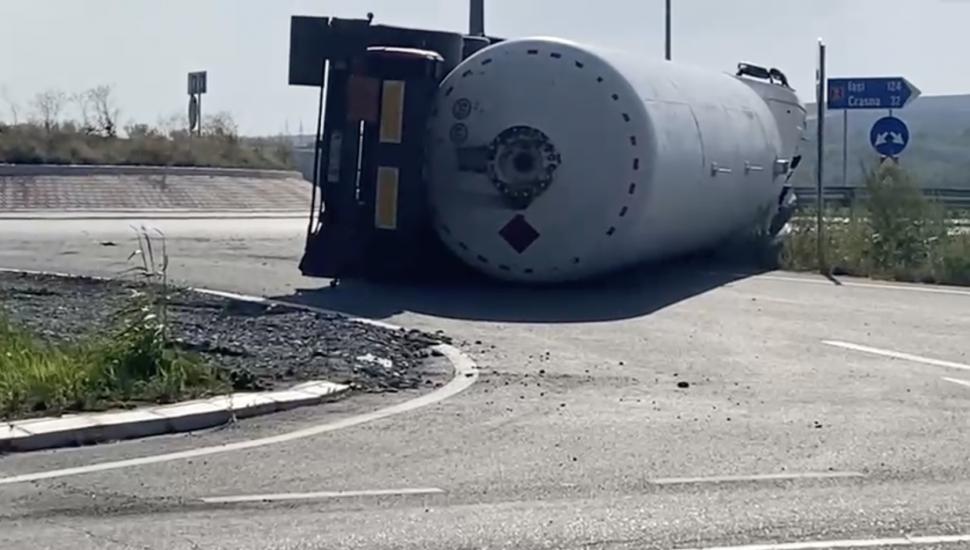 O cisternă cu 19.000 de litri de gaz metan s-a răsturnat și există scurgeri, pe DN24 A: Zeci de case evacuate, trafic blocat complet 1003739