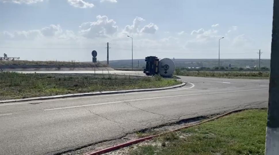 O cisternă cu 19.000 de litri de gaz metan s-a răsturnat și există scurgeri, pe DN24 A: Zeci de case evacuate, trafic blocat complet 1003740
