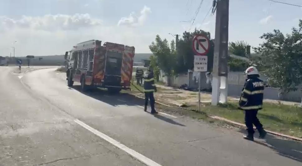 O cisternă cu 19.000 de litri de gaz metan s-a răsturnat și există scurgeri, pe DN24 A: Zeci de case evacuate, trafic blocat complet 1003741