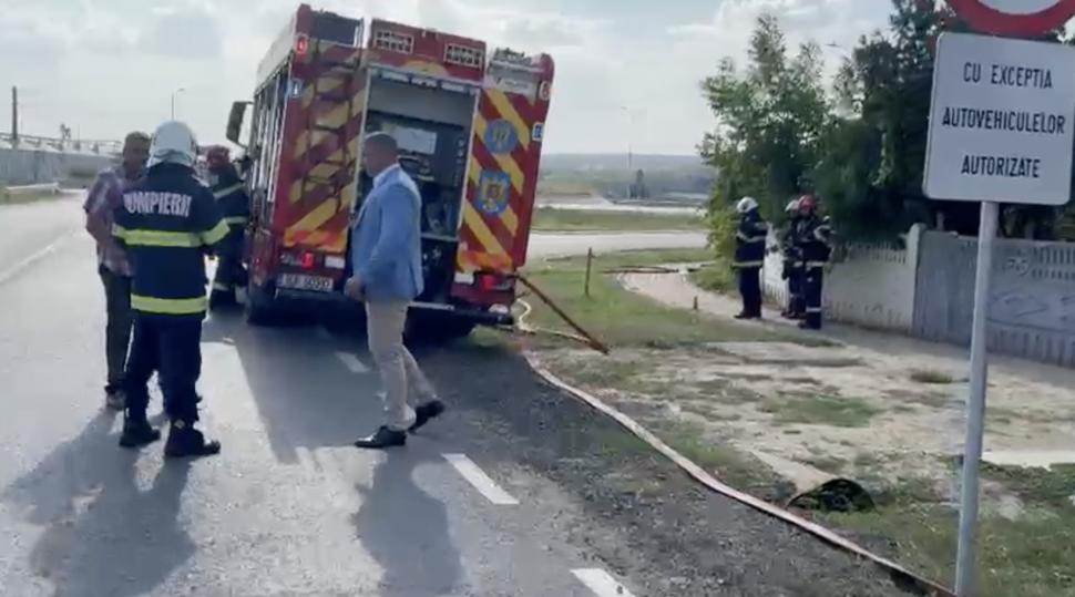 O cisternă cu 19.000 de litri de gaz metan s-a răsturnat și există scurgeri, pe DN24 A: Zeci de case evacuate, trafic blocat complet 1003743