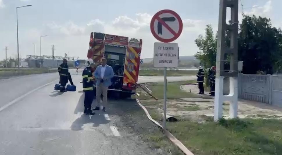 O cisternă cu 19.000 de litri de gaz metan s-a răsturnat și există scurgeri, pe DN24 A: Zeci de case evacuate, trafic blocat complet 1003744