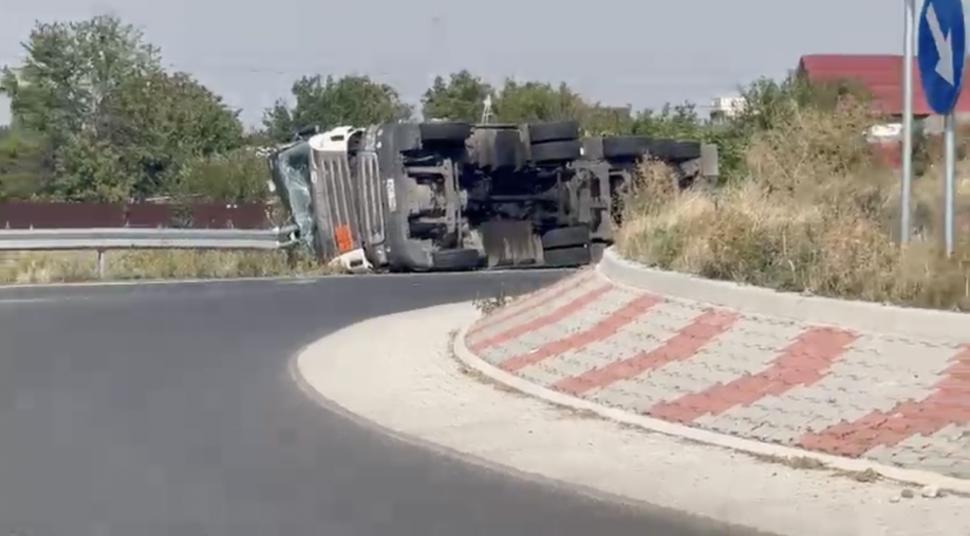 O cisternă cu 19.000 de litri de gaz metan s-a răsturnat și există scurgeri, pe DN24 A: Zeci de case evacuate, trafic blocat complet 1003745