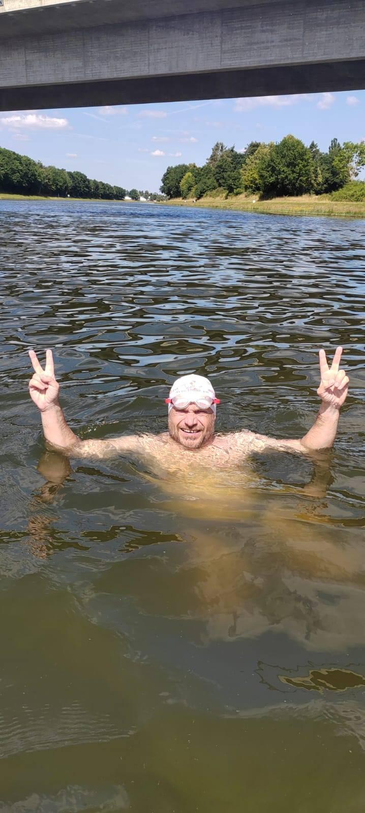 Un român a devenit oficial primul om din lume care a parcurs înot un continent: Avram Iancu a înotat 177 de zile fără costum de neopren 1003692