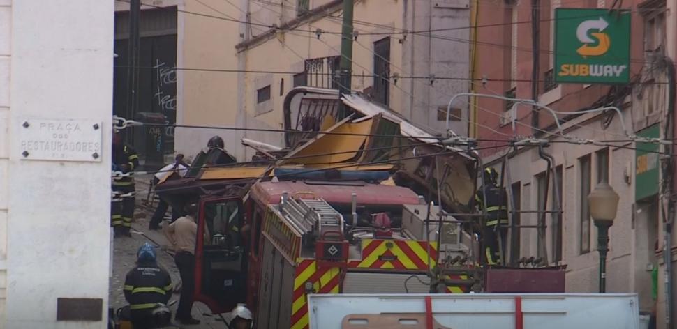 Funicularul Gloria a deraiat și s-a zdrobit de o clădire în Lisabona. Cel puțin 15 oameni au murit. Sunt cetățeni străini printre morți 1004218