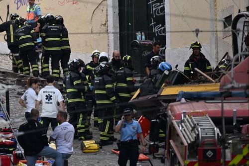 Funicularul Gloria a deraiat și s-a zdrobit de o clădire în Lisabona. Cel puțin 15 oameni au murit. Sunt cetățeni străini printre morți 1004222