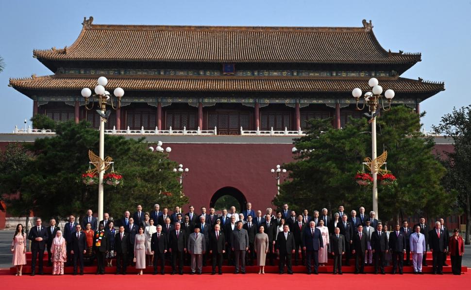 Scandal după ce Năstase și Dăncilă s-au fotografiat cu Putin și Kim. Reacția MAE: „Un patriot nu s-ar gudura pe lângă agresor” 1003918