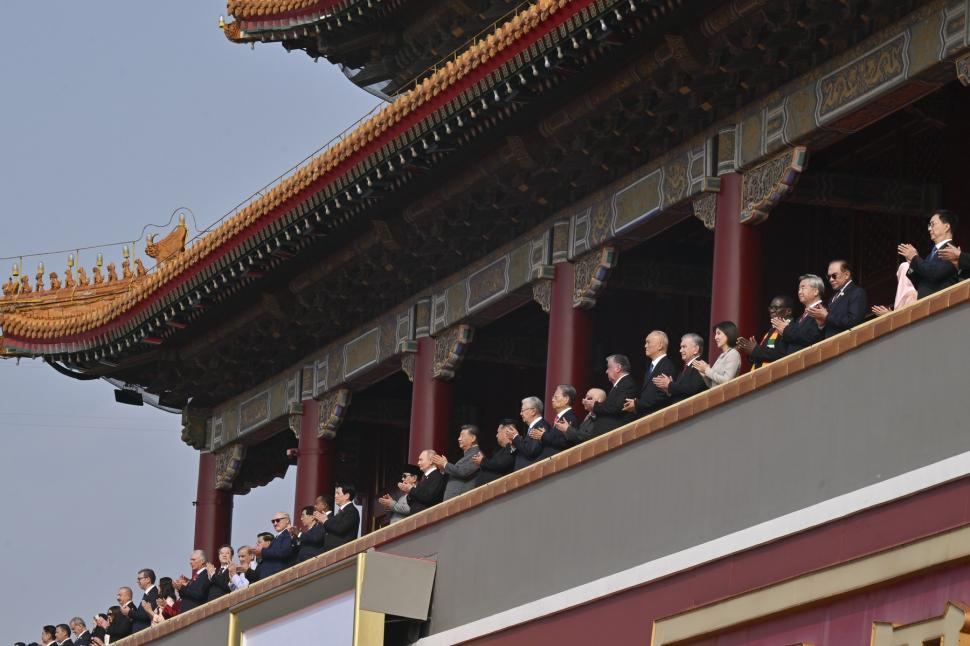 Scandal după ce Năstase și Dăncilă s-au fotografiat cu Putin și Kim. Reacția MAE: „Un patriot nu s-ar gudura pe lângă agresor” 1003922