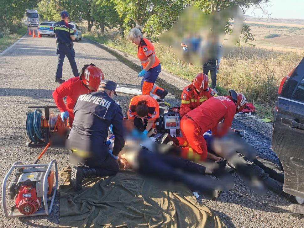 O mașină a intrat pe contrasens și a izbit un microbuz, pe DN 24C, în Botoșani: trei oameni au murit, 16 au fost duși la spital 1003883