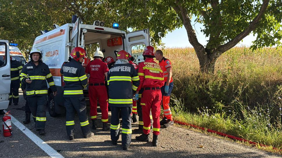 O mașină a intrat pe contrasens și a izbit un microbuz, pe DN 24C, în Botoșani: trei oameni au murit, 16 au fost duși la spital 1003890