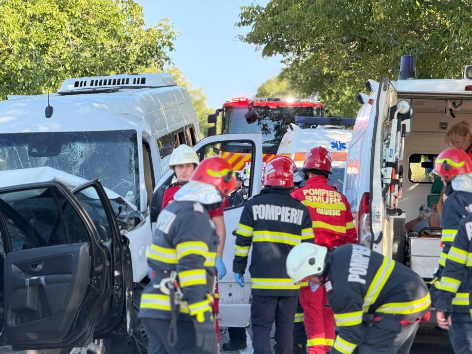 O mașină a intrat pe contrasens și a izbit un microbuz, pe DN 24C, în Botoșani: trei oameni au murit, 16 au fost duși la spital 1003891