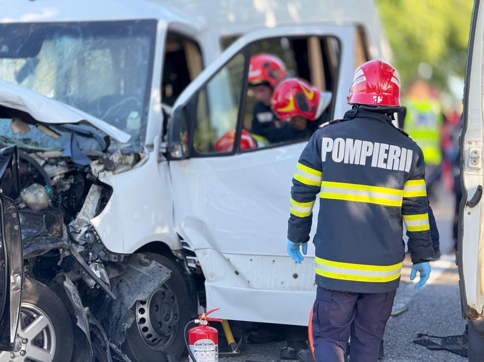 O mașină a intrat pe contrasens și a izbit un microbuz, pe DN 24C, în Botoșani: trei oameni au murit, 16 au fost duși la spital 1003892