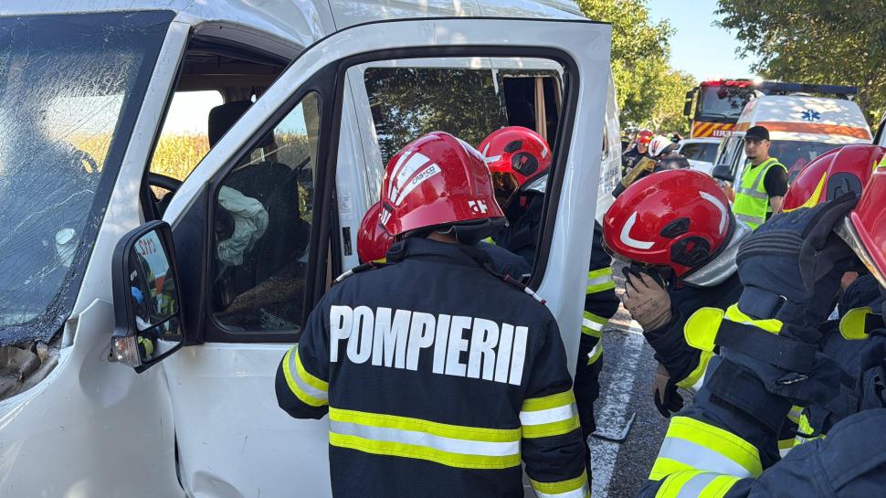 O mașină a intrat pe contrasens și a izbit un microbuz, pe DN 24C, în Botoșani: trei oameni au murit, 16 au fost duși la spital 1003893