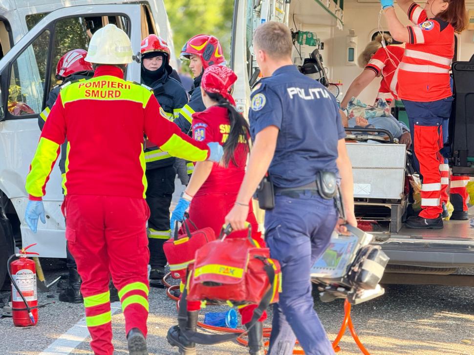 O mașină a intrat pe contrasens și a izbit un microbuz, pe DN 24C, în Botoșani: trei oameni au murit, 16 au fost duși la spital 1003894