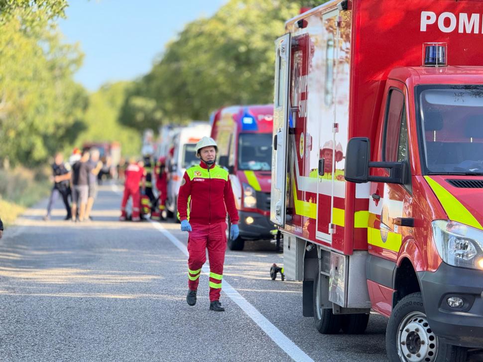 O mașină a intrat pe contrasens și a izbit un microbuz, pe DN 24C, în Botoșani: trei oameni au murit, 16 au fost duși la spital 1003895