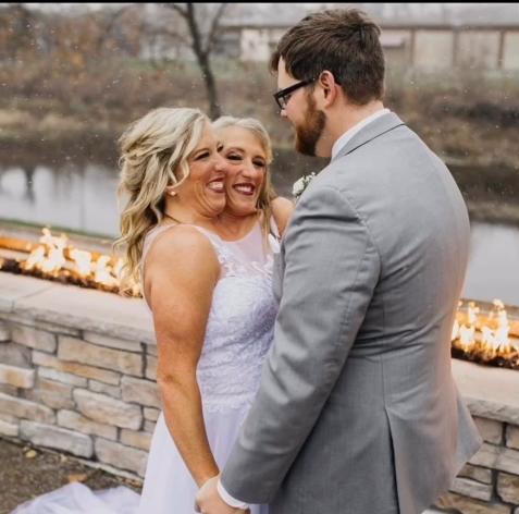 Celebrele gemene siameze Abby și Brittany au adus pe lume un copil. Tatăl este un fost soldat american 1004401