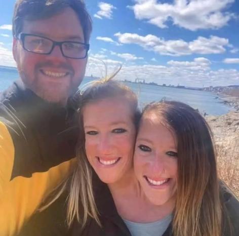 Celebrele gemene siameze Abby și Brittany au adus pe lume un copil. Tatăl este un fost soldat american 1004404