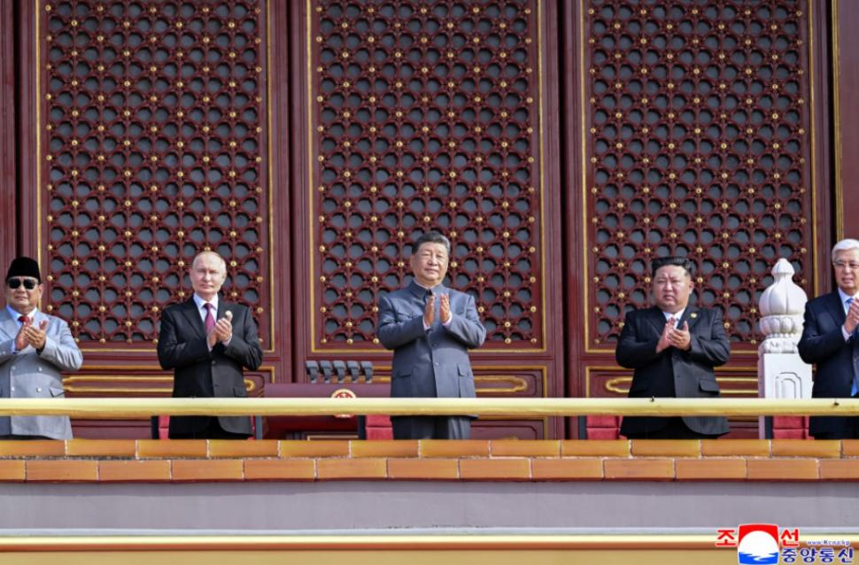 Kim Jong Un se laudă că a fost în centrul atenției în China și a postat zeci de imagini cu el râzând și îmbrățișându-se cu Xi și Putin 1004294