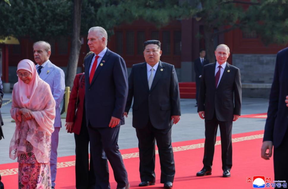 Kim Jong Un se laudă că a fost în centrul atenției în China și a postat zeci de imagini cu el râzând și îmbrățișându-se cu Xi și Putin 1004295