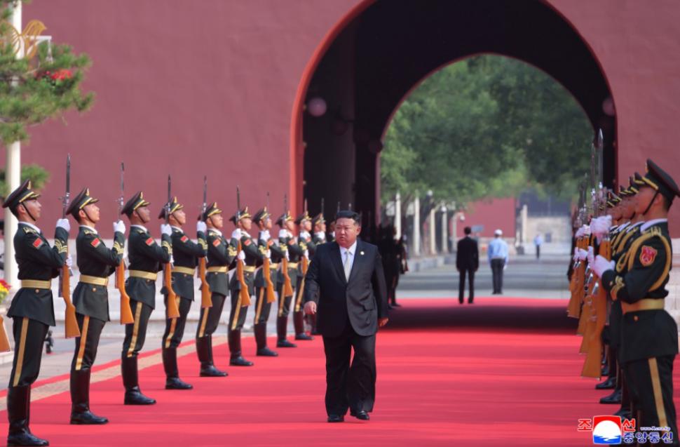 Kim Jong Un se laudă că a fost în centrul atenției în China și a postat zeci de imagini cu el râzând și îmbrățișându-se cu Xi și Putin 1004296