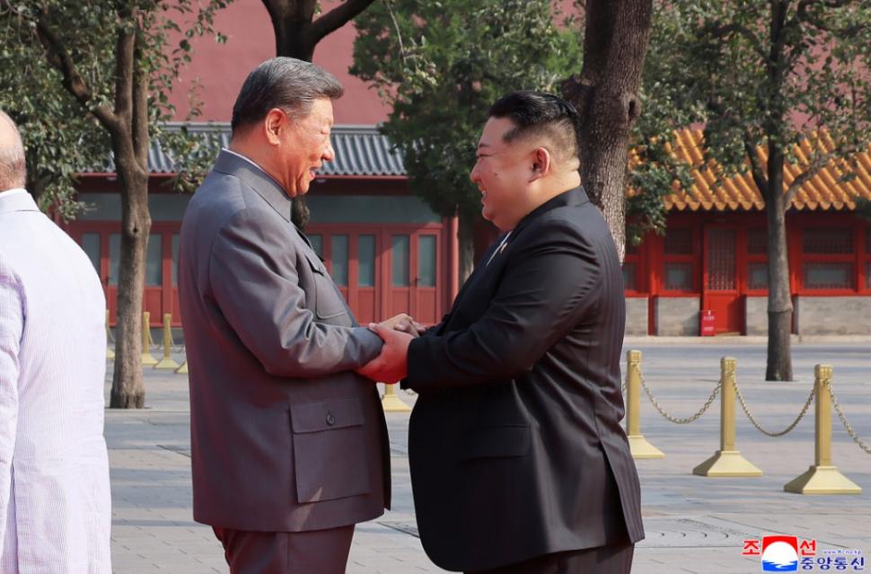 Kim Jong Un se laudă că a fost în centrul atenției în China și a postat zeci de imagini cu el râzând și îmbrățișându-se cu Xi și Putin 1004297