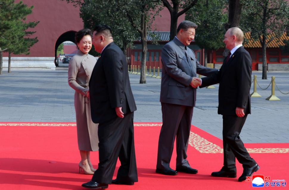 Kim Jong Un se laudă că a fost în centrul atenției în China și a postat zeci de imagini cu el râzând și îmbrățișându-se cu Xi și Putin 1004298