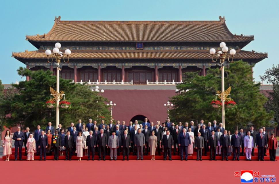 Kim Jong Un se laudă că a fost în centrul atenției în China și a postat zeci de imagini cu el râzând și îmbrățișându-se cu Xi și Putin 1004299