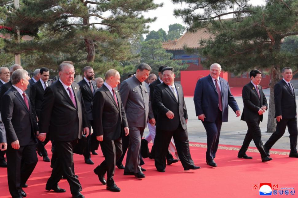 Kim Jong Un se laudă că a fost în centrul atenției în China și a postat zeci de imagini cu el râzând și îmbrățișându-se cu Xi și Putin 1004300