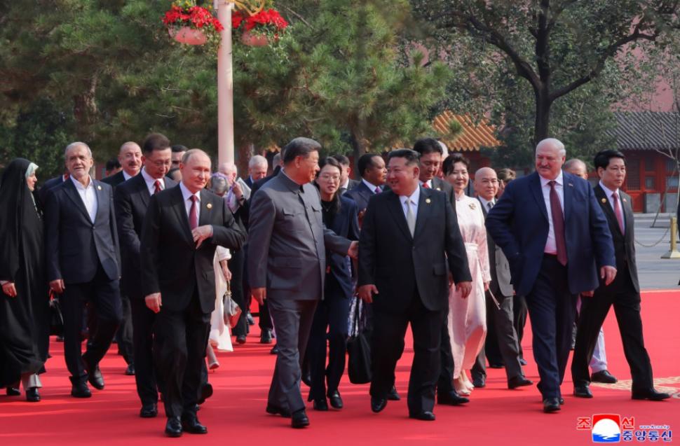 Kim Jong Un se laudă că a fost în centrul atenției în China și a postat zeci de imagini cu el râzând și îmbrățișându-se cu Xi și Putin 1004301