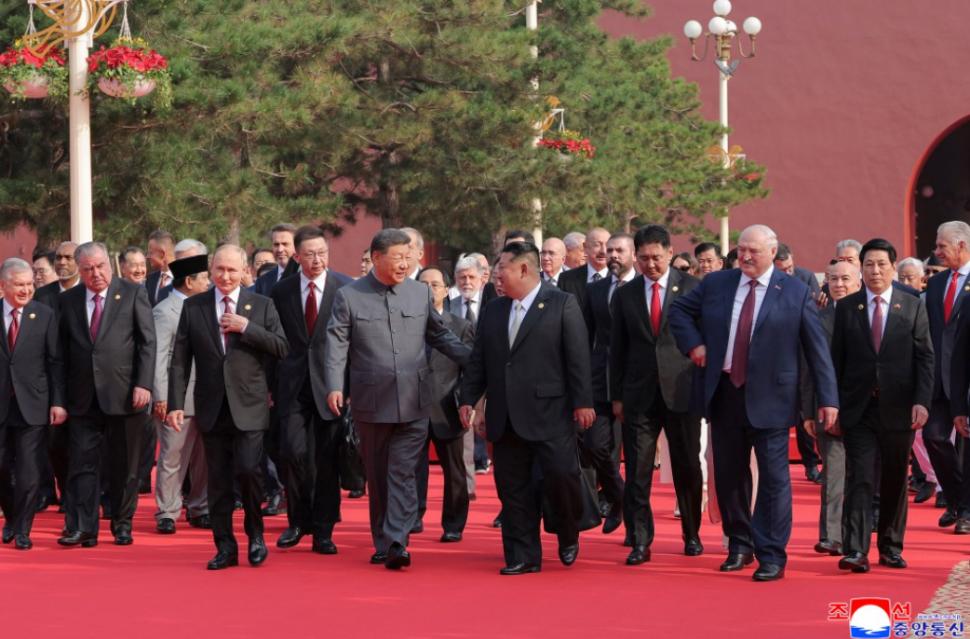 Kim Jong Un se laudă că a fost în centrul atenției în China și a postat zeci de imagini cu el râzând și îmbrățișându-se cu Xi și Putin 1004302