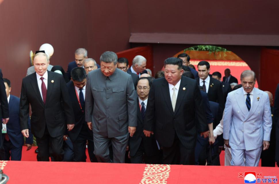 Kim Jong Un se laudă că a fost în centrul atenției în China și a postat zeci de imagini cu el râzând și îmbrățișându-se cu Xi și Putin 1004305