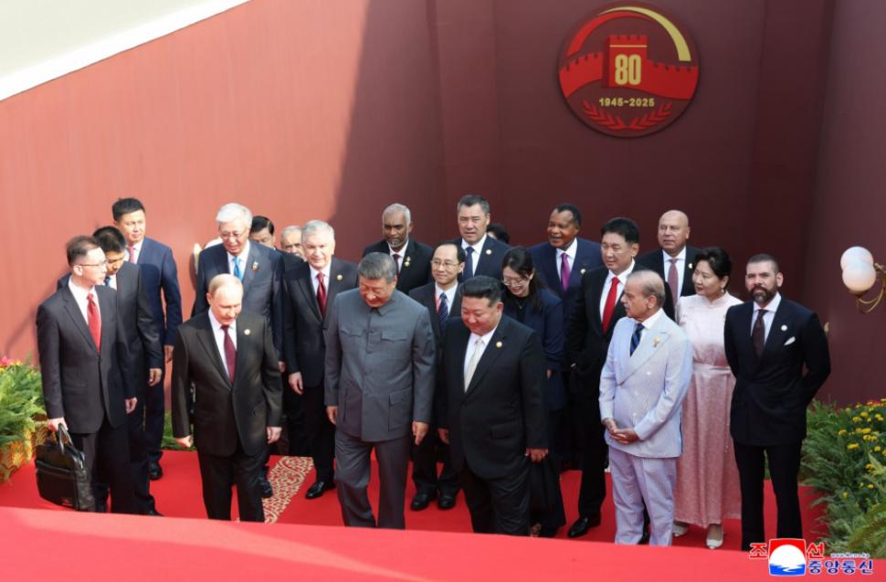 Kim Jong Un se laudă că a fost în centrul atenției în China și a postat zeci de imagini cu el râzând și îmbrățișându-se cu Xi și Putin 1004306