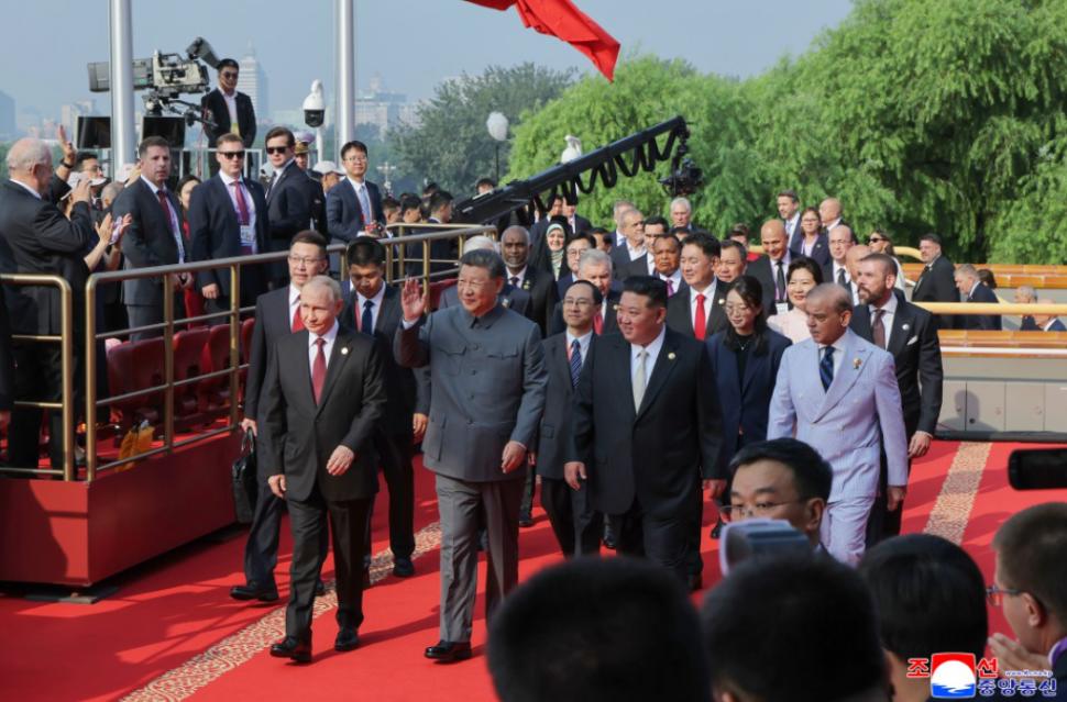Kim Jong Un se laudă că a fost în centrul atenției în China și a postat zeci de imagini cu el râzând și îmbrățișându-se cu Xi și Putin 1004307